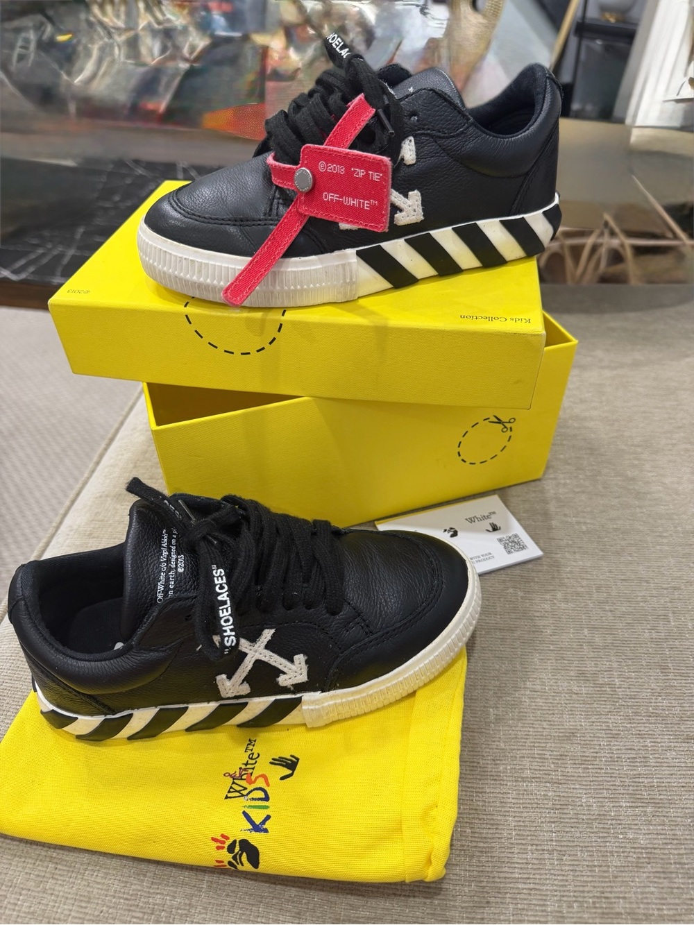 Off-White Kids Black Low-Top Sneakers with Pink Zip Tie
